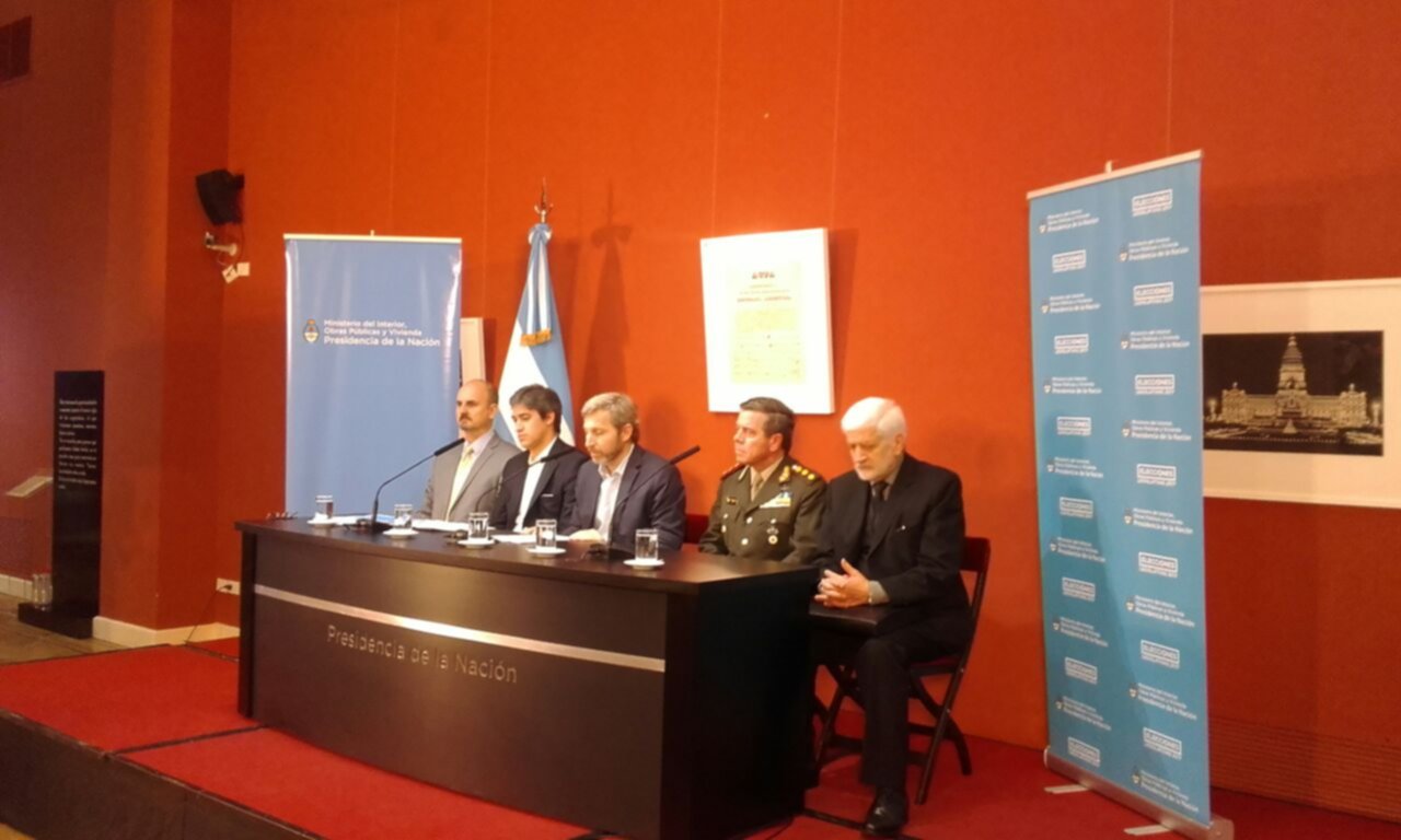 El ministro de interior Rogelio Frigerio y el secretario de Asuntos Políticos Adrián Pérez junto a integrantes de Dirección Nacional Electoral.